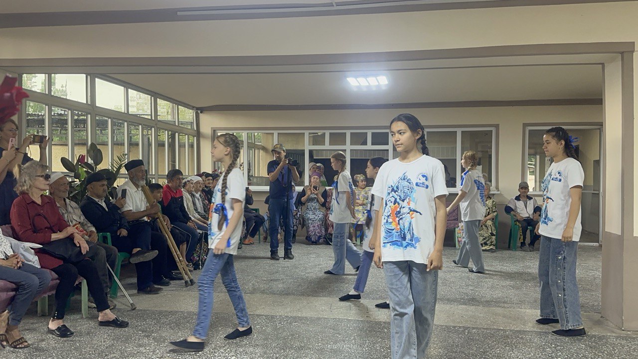 Юные волонтеры Турсунзаде провели благотворительный концерт